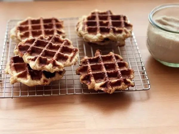 Durch den Hagelzucker bekommen die Lütticher Waffeln eine unwiderstehliche Karamellkruste.