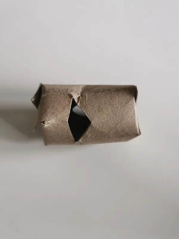 Intelligentes Katzenspielzeug aus leerer Toilettenpapierrolle, mit den Löchern, wo die Leckerli hinein und auch wieder hinaus können. Intelligentes Katzenspielzeug aus leerer Toilettenpapierrolle, mit den Löchern, wo die Leckerli hinein und auch wieder hinaus können.