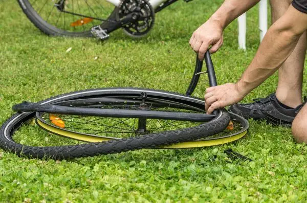 Für den Ernstfall proben: Mit etwas Übung geht das Reifenwechseln in Rekordzeit. 