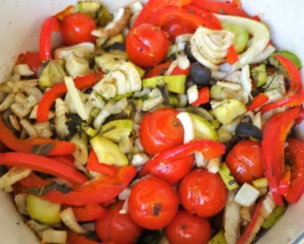 Gesundes mediterranes Ofengemüse nach sizilianischer Art mit Fenchel, Tomaten und Zucchini – schnell zubereitet und lecker.