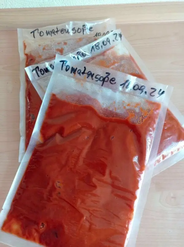 Die fertige Tomatensoße kann man einkochen oder aber in Gefriebeutel in Portionen abgefüllt einfrieren.