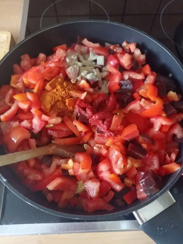 Gut untereinander gemischt und mit Pfeffer, Salz, Paprika und Tomatengewürz bestreut wird alles 10 Minuten gebraten.