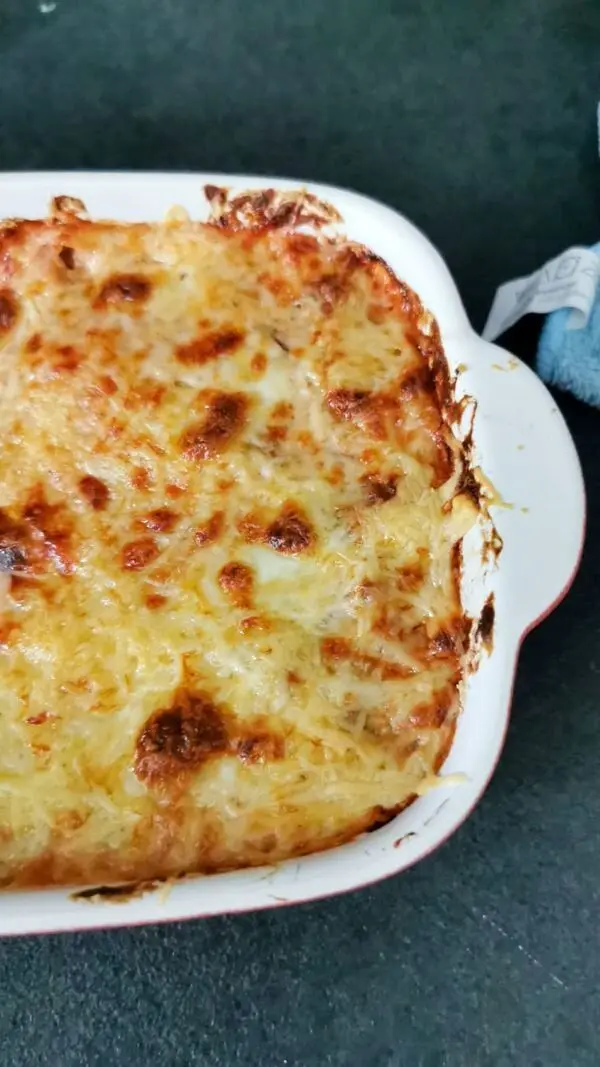 Fertige Lasagne aus frischen und selbstgemachten Lasagneplatten, frisch aus dem Backofen geholt. 