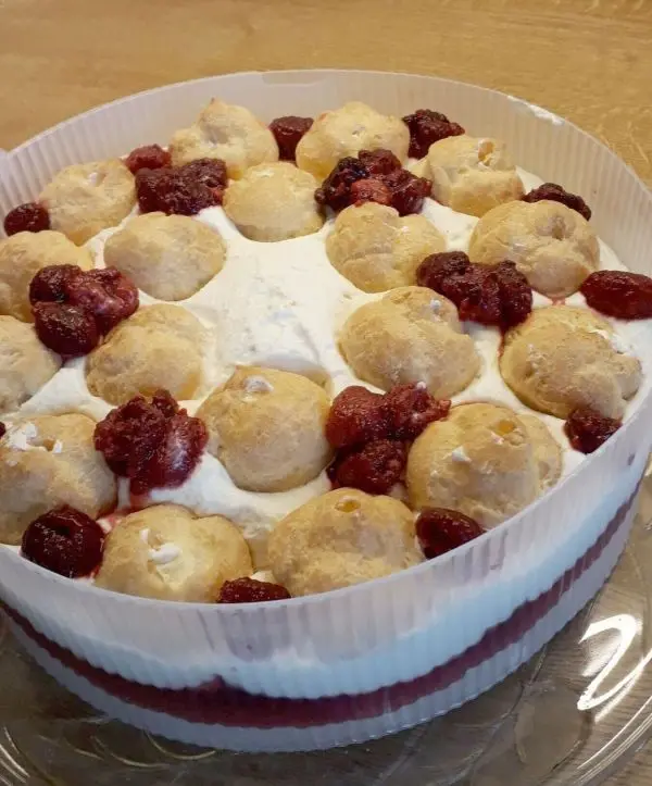 Hier sieht man, wie ich die mit Sahne gefüllten Windbeutelchen und die Himbeeren angeordnet habe.