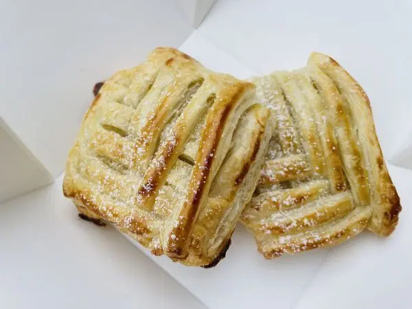 Die selbstgemachten Apfel-Zimt-Taschen sind schon nach ca. 20 Minuten bei 160 Grad fertig gebacken.