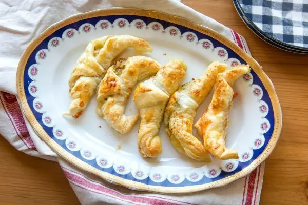 Perfekte Resteverwertung: Neben klassischen Blätterteig-Sticks kannst du deine Gäste auch mit diesen Mini-Croissants überraschen.