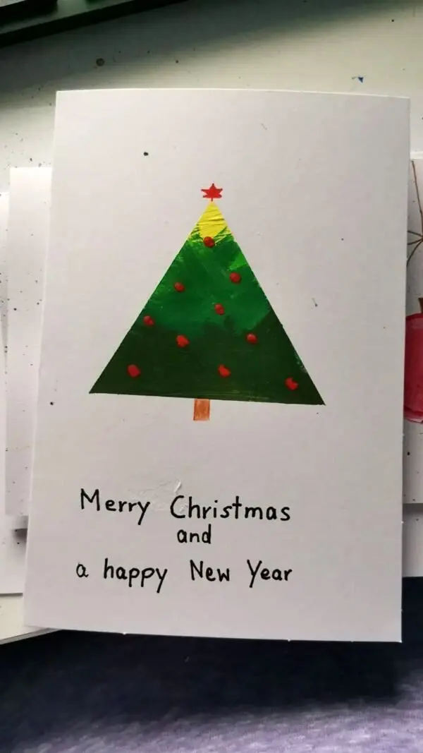 Gestalte deine eigenen Weihnachtskarten. Diese selbstgemalte Karte mit einem einfachen Tannenbaum-Design inspiriert dich, kreativ zu werden und gleichzeitig etwas Gutes zu tun.