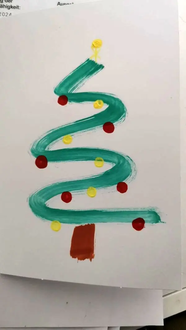 Gestalte deine eigenen Weihnachtskarten. Mit einfachen Materialien kannst du wie hier einen kreativen Baum malen. Verleihe deinem Gruß eine persönliche Note.