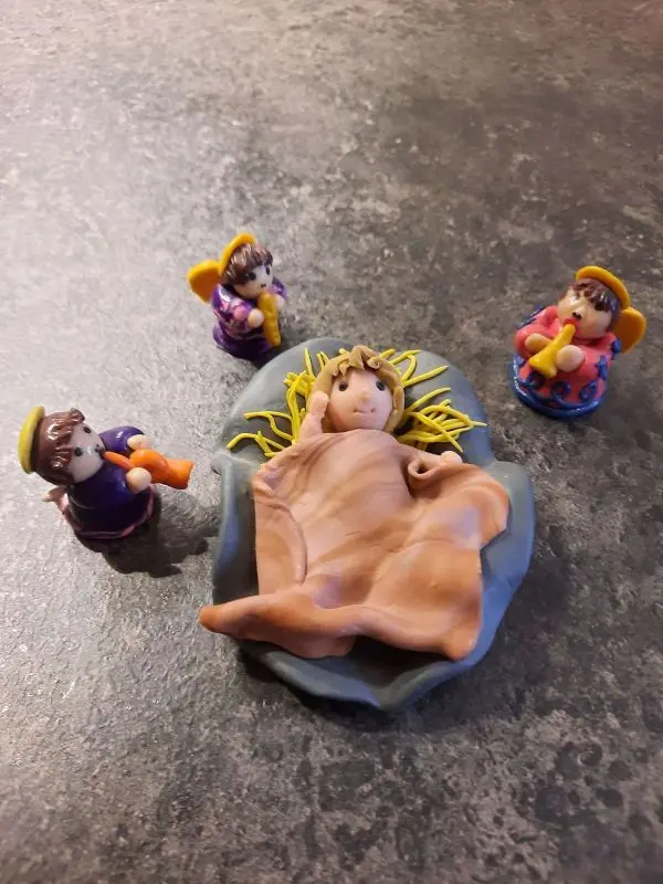 Kreiere ein liebevolles Jesuskind aus Fimo-Knetmasse, umringt von hübschen Engeln. Der Artikel zeigt Dir Schritt für Schritt, wie Du diese besondere Weihnachtsdekoration selbst modellieren kannst. Perfekt für die festliche Zeit!