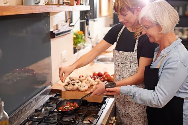 Schenke zu Weihnachten gemeinsame Zeit in der Küche. Das Bild zeigt eine kreative Geschenkidee aus dem Artikel: Zusammen kochen und genießen. Ein persönliches Erlebnis, das in Erinnerung bleibt.