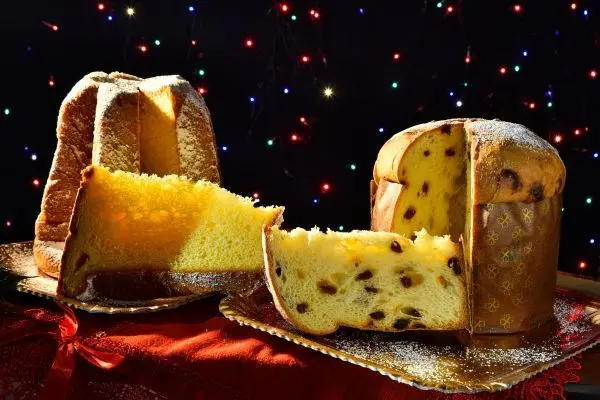 Der ewige Streit zwischen Pandoro (links) und Panettone (rechts) – welcher ist euer Weihnachtsfavorit?