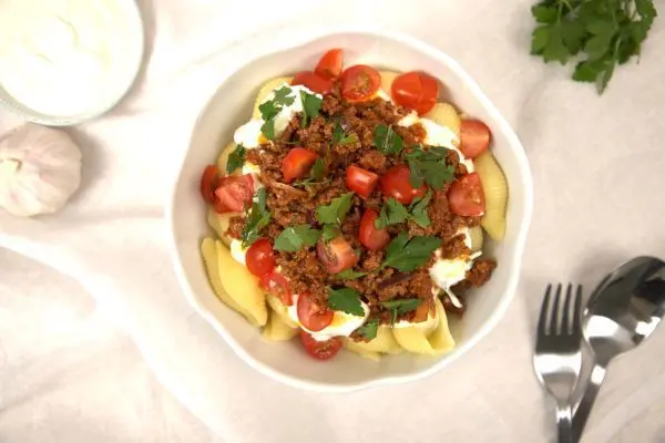 Die türkischen Nudeln gehen sogar vegan. Ersetze das Hackfleisch einfach durch veganes Hack, Linsen oder Tofu.