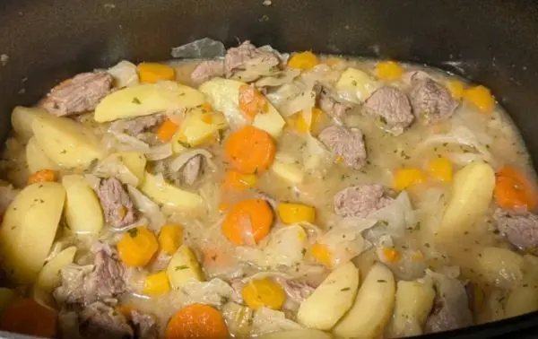 Irish Stew aus dem Multikocher - kurz vor Ende der Zeit das Ganze einmal umrühren.