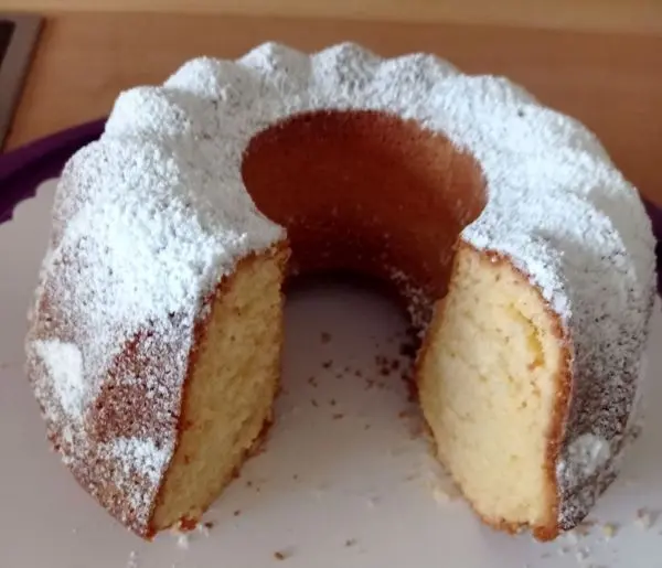 Ist die Backzeit abgelaufen, wird der Kuchen aus der Form gestürzt  und nach dem Abkühlen mit Puderzucker bestreut.