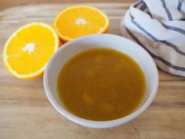 Erfrische deinen Rotkohlsalat mit einem feinen Dressing aus Orangen, das perfekt mit Granatapfel harmoniert. Die Kombination aus Saft der Orange und der Würze macht den Salat zu einem besonderen Genuss.