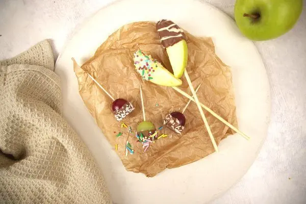 Egal, ob Äpfel, Bananen oder Trauben – für deine Obst-Lollis kannst du die verschiedensten Früchtchen verwenden.