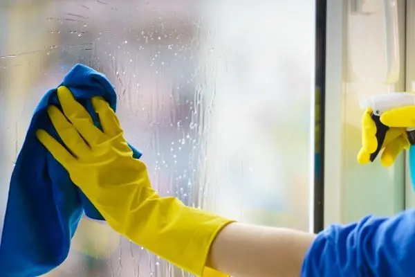 Wirf zum Fensterputzen doch einfach mal einen Blick in deine Küche oder ins Bad, denn auch mit Hausmitteln bekommst du deine Fenster streifenrei sauber.