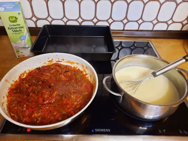 Beide Soßen sind gerade fertig geworden und können nun mit den Lasagneplatten geschichtet werden. Beide Soßen sind gerade fertig geworden und können nun mit den Lasagneplatten geschichtet werden.