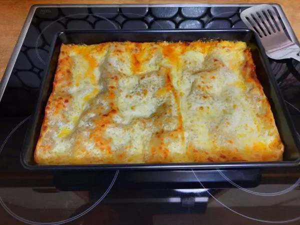 So kommt meine vegetarische Lasagne frisch aus dem Backofen. Jeder bekommt eine große Portion. So kommt meine vegetarische Lasagne frisch aus dem Backofen. Jeder bekommt eine große Portion.