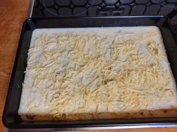 Die letzte und oberste Schicht besteht aus Béchamelsoße und viel Käse. Dann wartet der Backofen. Die letzte und oberste Schicht besteht aus Béchamelsoße und viel Käse. Dann wartet der Backofen.
