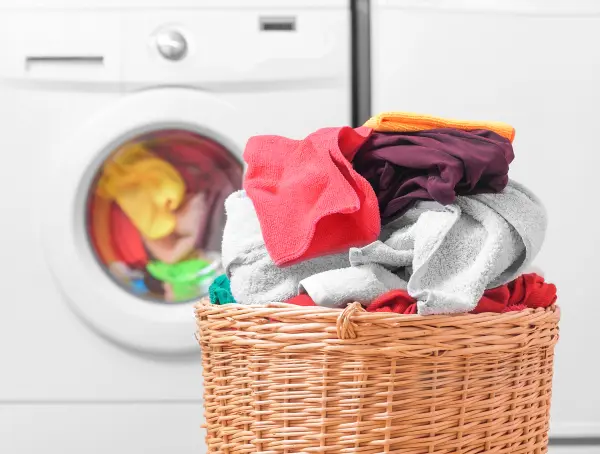 Wann ist es Zeit, die Wäsche zu waschen? Im Artikel erfährst du, wie oft verschiedene Kleidungsstücke in die Waschmaschine gehören.