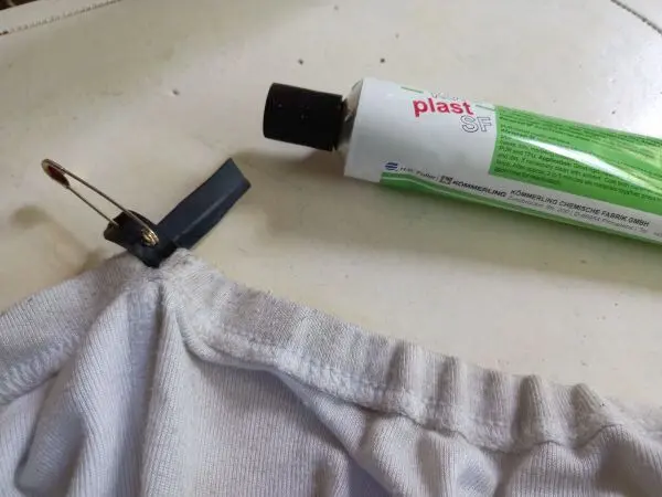 Mit einem alten Fahrradschlauch und einer Sicherheitsnadel lässt sich das ausgeleierte Gummiband in der Unterhose einfach ersetzen.