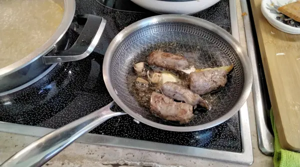 Lammfilet in Olivenöl und etwas Butter kross rundherum anbraten, dann in der Pfanne ziehen lassen.