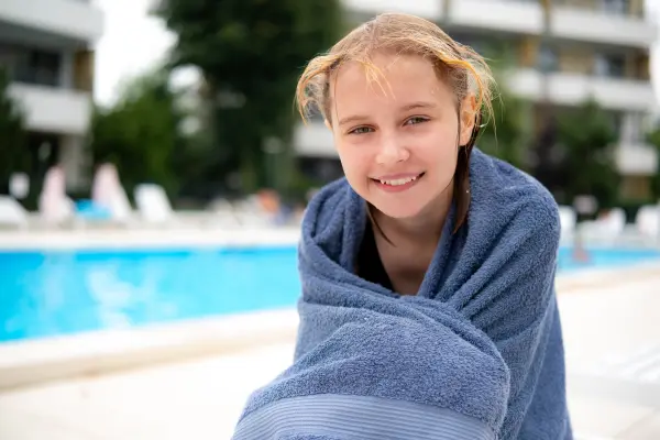 Blitzschnell zum Handtuch!, heißt es für mich nach ein paar Runden im Schwimmbecken. So wird mir schnell wieder warm.