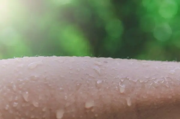 Das Wasser schnappt sich beim Verdunsten einfach die Wärme von deinem Körper, wodurch dir kalt wird. Wie frech, oder?