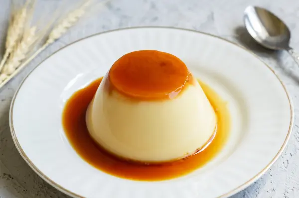Karamellpudding wie in den 70ern: Genieße den Dessert-Klassiker vom Buffet und schwelge in Erinnerungen.