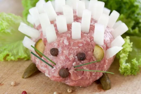 Der Mettigel ist der Star auf jedem 70er-Jahre-Buffet. Dort sorgt er für Retro-Party-Feeling und nostalgischen Genuss.