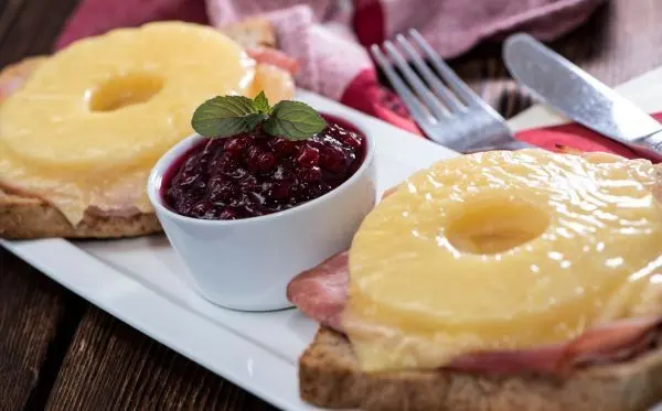 Toast Hawaii: Das perfekte Highlight für dein 70er-Jahre-Buffet – süß, herzhaft und retro, Wetten dass?