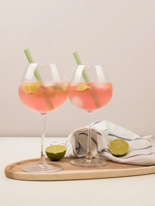 Mit seiner fruchtigen, leicht bitteren Note ist Sarti Spritz ist der perfekte Aperitif für einen Abend mit Freund:innen.