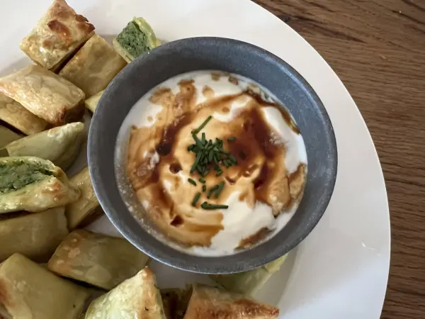 Der Dip für die Maultaschen aus der Heißluftfritteuse wird aus Schmand und Maggi zubereitet. Einfach und trotzdem unglaublich lecker.