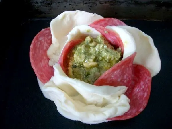 In die Rosenmitte gebt ihr nun eine Soße nach eigener Wahl, ich hatte mich für mein Walnuss-Staudensellerie Pesto entschieden.