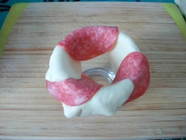 Nun nimmt man ein Trinkglas und belegt den Rand abwechselnd mit Salami und Blätterteig. Ich hatte je 3 Scheiben verwendet.