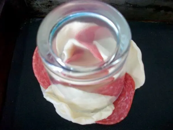 Jetzt wird das Ganze gestützt und das Glas vorsichtig entnommen. Ich hatte mir meine Rosenblätter noch etwas schön gebogen.