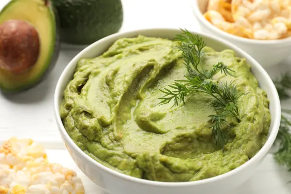 Übrig gebliebene Guacamole bewahrst du am besten gemeinsam mit einem Avocadokern auf. 