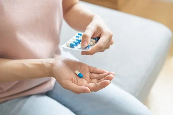 Zu viel Stress, eine ungesunde Ernährung und Medikamente wie Antibiotika können zu einer gestörten Darmflora führen.