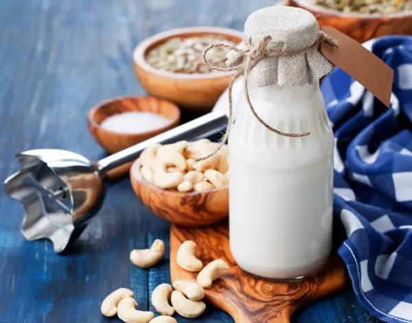 Veganes Vanilleeis mit nur 4 Zutaten: So einfach kannst du mit Cashews und Pflanzenmilch dein eigenes Eis zu Hause machen.