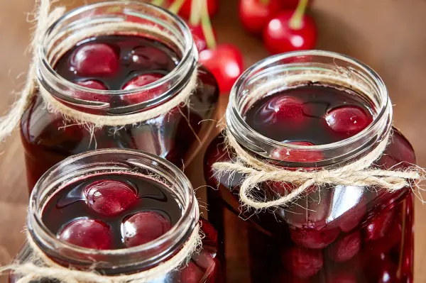 Ob im Topf, im Backofen, mit Zucker oder ganz zuckerfrei – mit diesen Tipps gelingt dir das Einmachen deiner Kirschen garantiert.