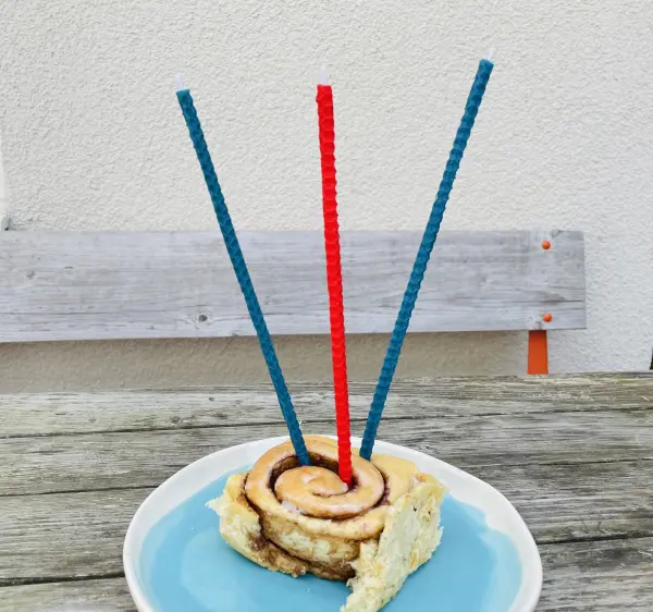 Bienenwachskerzen für den Geburtstagskuchen einfach selbst gemacht – bunt, natürlich und ein toller Hingucker auf jedem Gebäck.