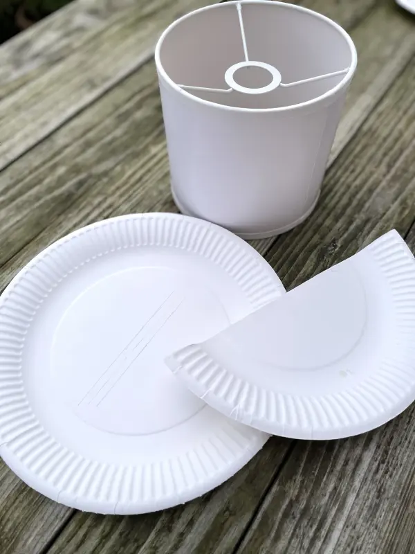 Mit Papptellern und einem Lampenschirm-Rohling bastelst du schnell einen originellen DIY-Lampenschirm.