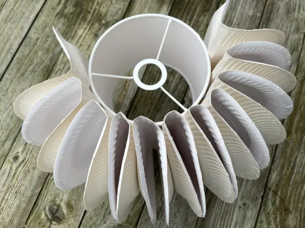 Mit Papptellern, Heißkleber und etwas Kreativität bastelst du dir diesen außergewöhnlichen DIY-Lampenschirm.