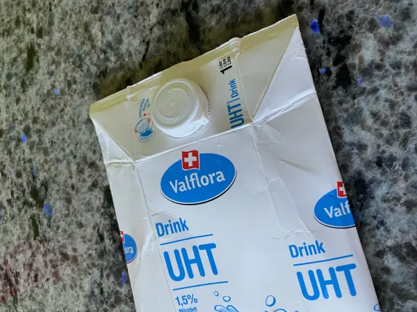 So stinkt mein Mülleimer nie wieder. Fleisch- und Käsepapier, Wursthüllen etc. zerkleinern und in Milchbeutel stopfen.