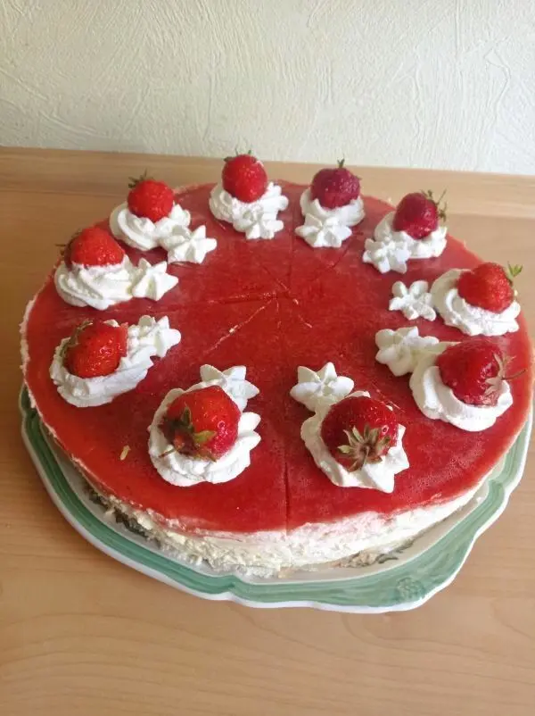 Der Boden der Torte besteht aus gemahlenen Löffelbiskuits, welche mit flüssiger Butter gemischt werden.