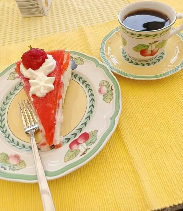 Nachdem die restlichen Erdbeeren püriert wurden und die Torte bedecken, kann sie nach weiterer Kühlzeit angeschnitten werden. 