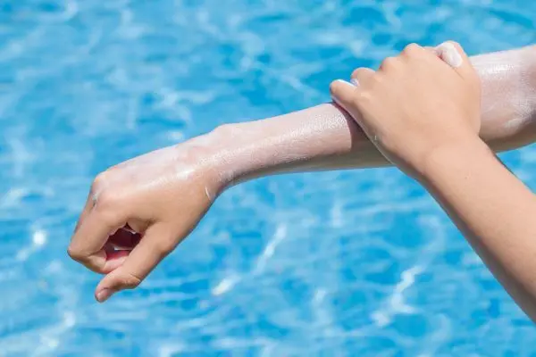 Im Sommer solltest du dich immer wieder mit einer ordentlichen Portion Sonnencreme einpinseln – nicht nur nach dem Planschen.