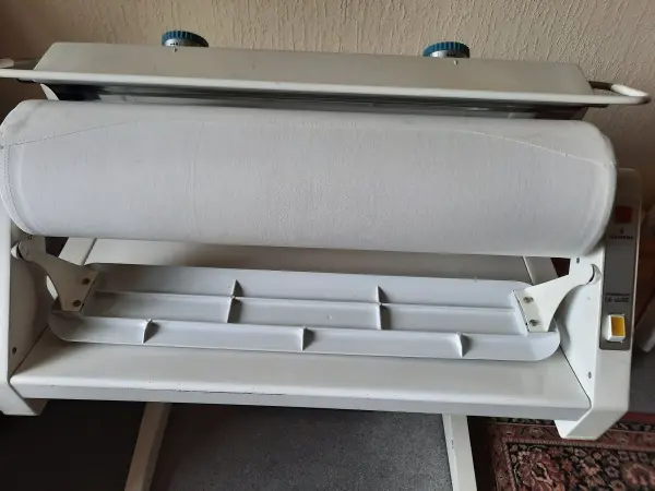 Bevor man Hemden bügelt, wird der Aufsatz heruntergeklappt, damit ist man wendiger mit den verschiedenen Teilen eines Hemdes.