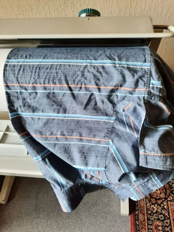 Jetzt läuft das zusammengefaltete Rückenteil auf der Walze. Man muss natürlich immer mit den Händen ausrichten.
